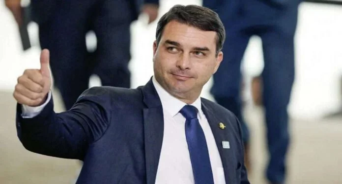 Ação de Lula contra Flávio Bolsonaro chega à PF